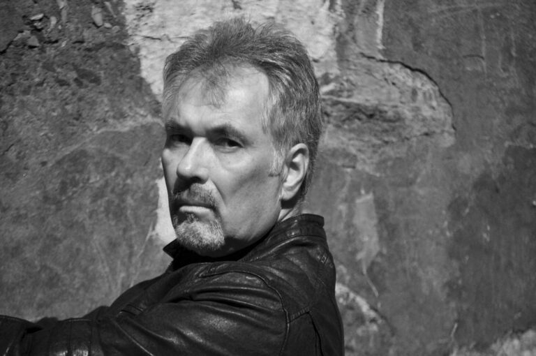 “L’UOMO NELLA STANZA 24” – UN RACCONTO COME REGALO DI NATALE  (di Mark SaFranko – traduzione di Matteo Fais)