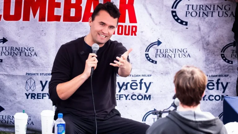 LO STILE DI CHARLIE KIRK: UN DIBATTITO TRA WRESTLER VITTIME DI UN LAVAGGIO DEL CERVELLO (di Matteo Fais)