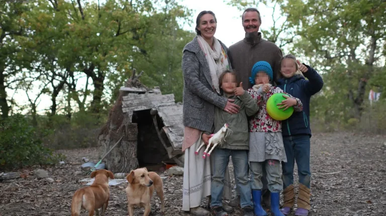 NEORURALI, BUROCRAZIA E PAURA DEL DIVERSO: COSA RACCONTA DAVVERO IL CASO DELLA “FAMIGLIA DEL BOSCO” (di Nina Camelia)