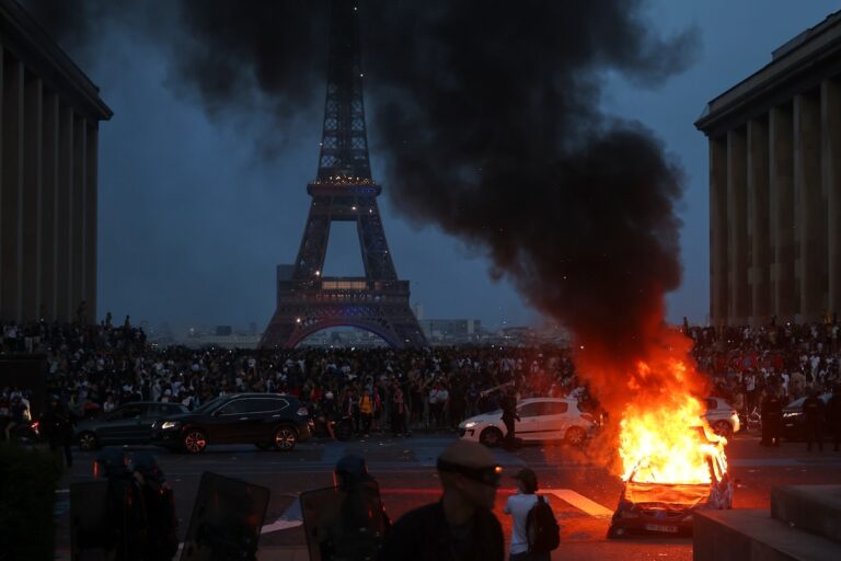 PER SPIEGARE I FATTI DI FRANCIA, RILEGGIAMO GUERRIGLIA DI LAURENT OBERTONE (di Matteo Fais)