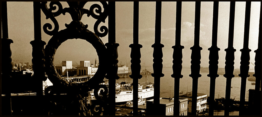LA FOTOSTORIA: NAPOLI GRANDE SIGNORA (di Augusto De Luca) 5 5 Napoli di Augusto De Luca
