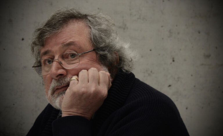 “NEI LIBRI E NEI POETI CERCHI TE”: GUCCINI, L’ULTIMO AUTORE TOTALE (di Isabella Paola Stoja)